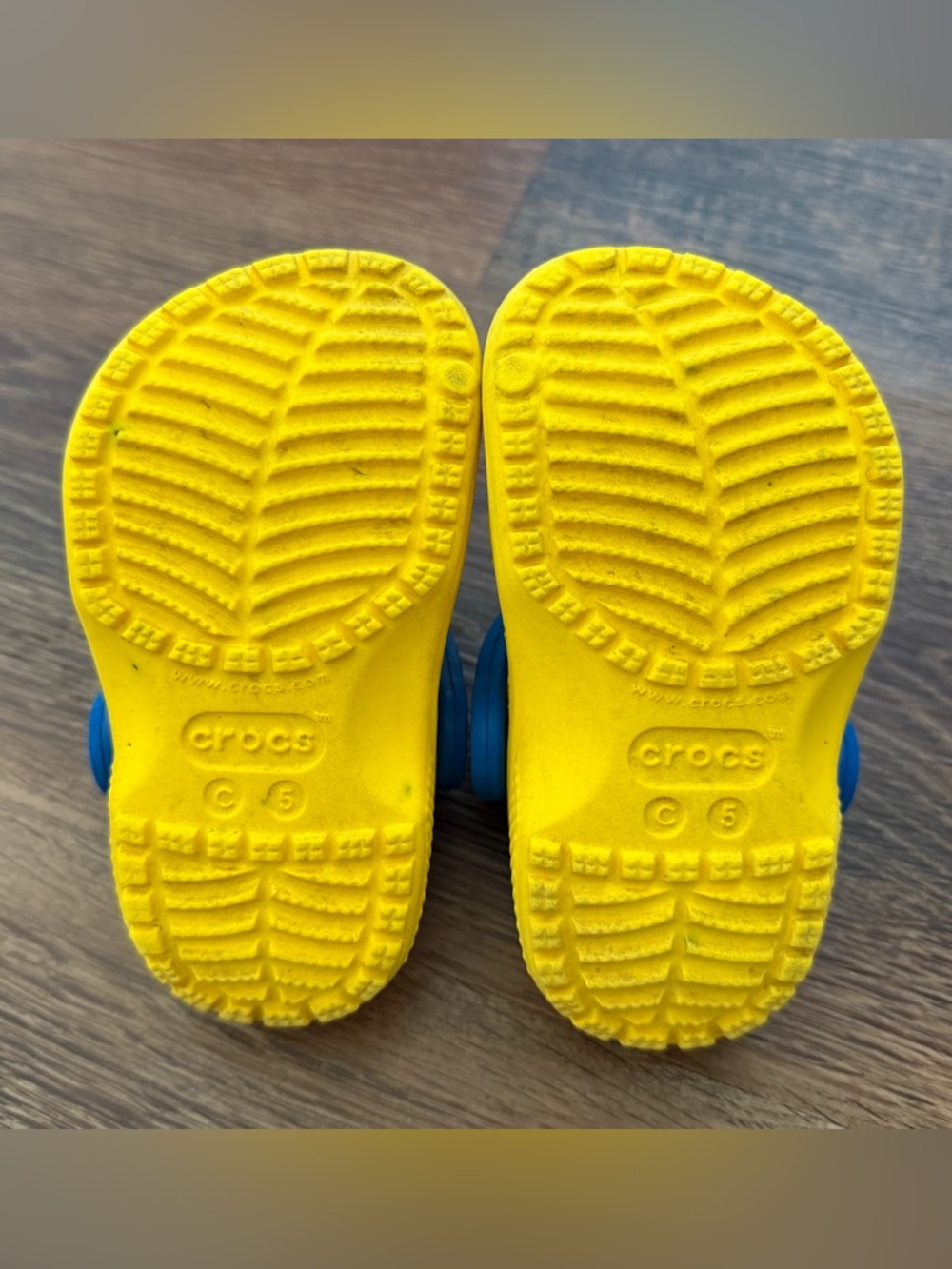 Toddle Minion CROCS - size 5 - Picture 7 of 7